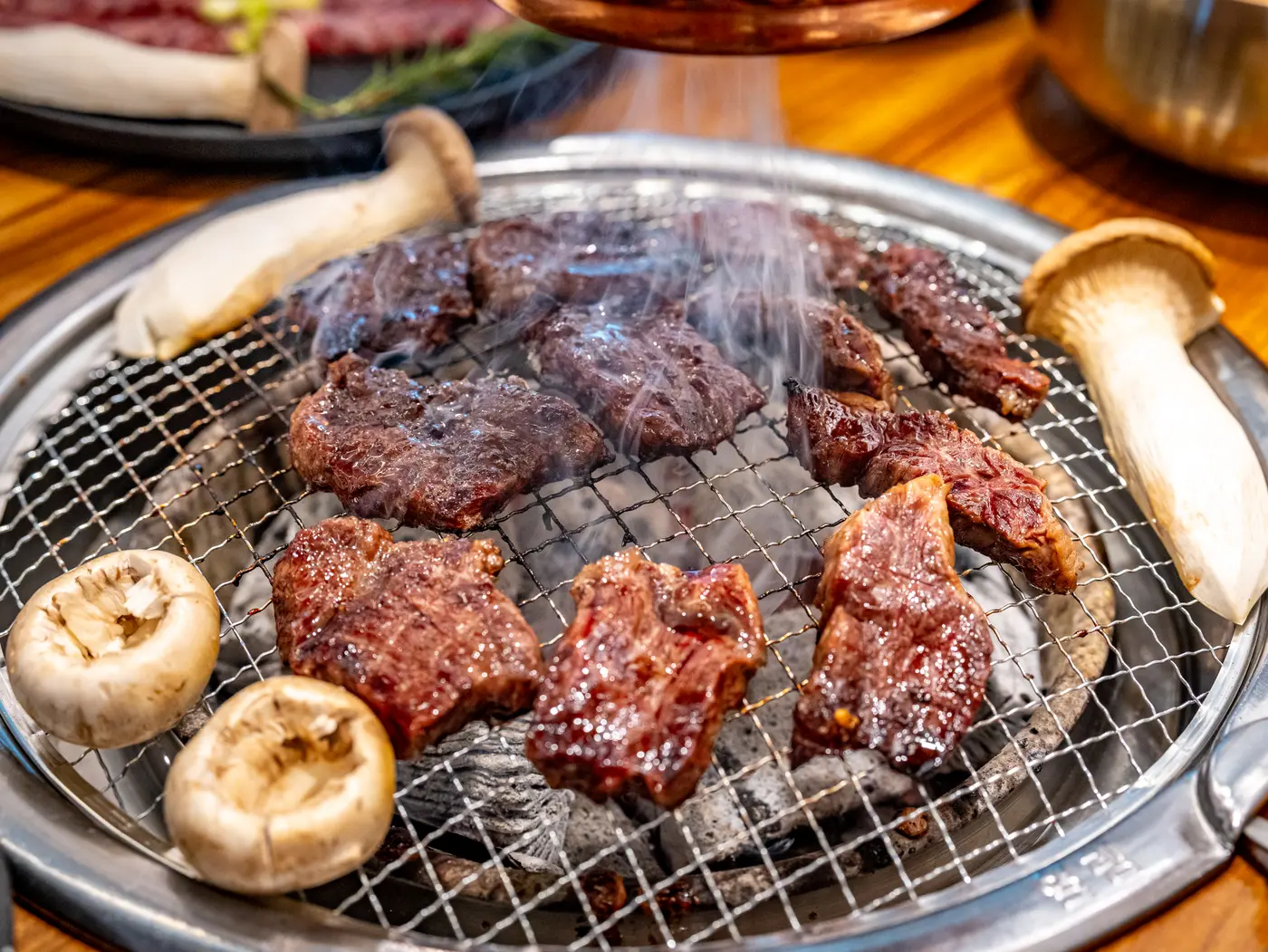 마무리된 숯불 소고기 — 우주집 홍대본점