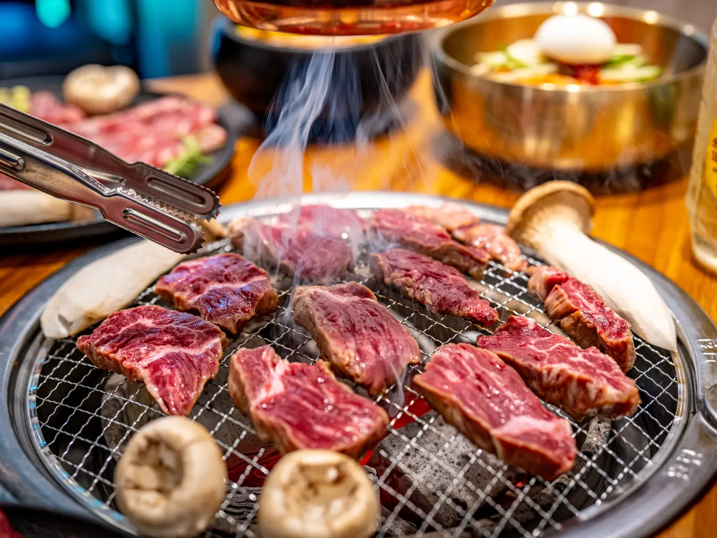 둥근 불판에 올린 생갈비살 — 홍대 숯불 고깃집의 시작