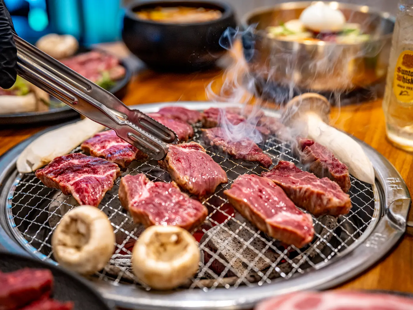 집게로 고기를 뒤집는 순간 — 직원 그릴링 서비스