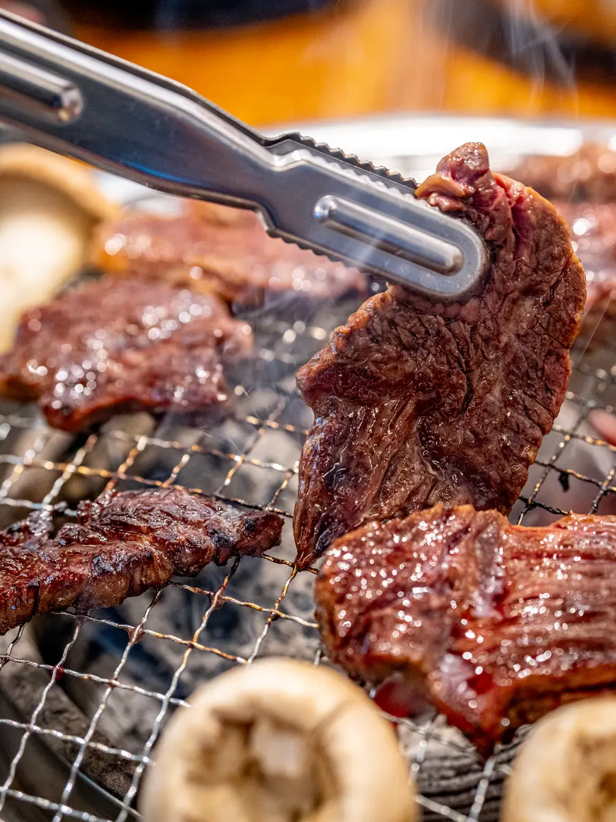 우주집 홍대본점 숯불 그릴 위의 생갈비살 — Korean BBQ in Seoul